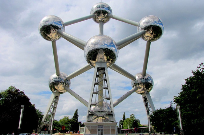 Atomium. Музей, символ Брюсселя Atomium. Музей, символ Брюсселя